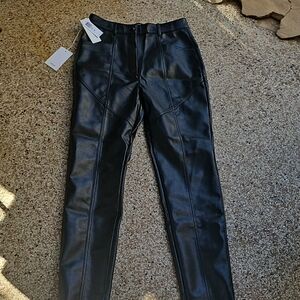 NWOT Wilfred Aritizia Woman’s Rebel Pants Black Vegan Faux Leather Size 6